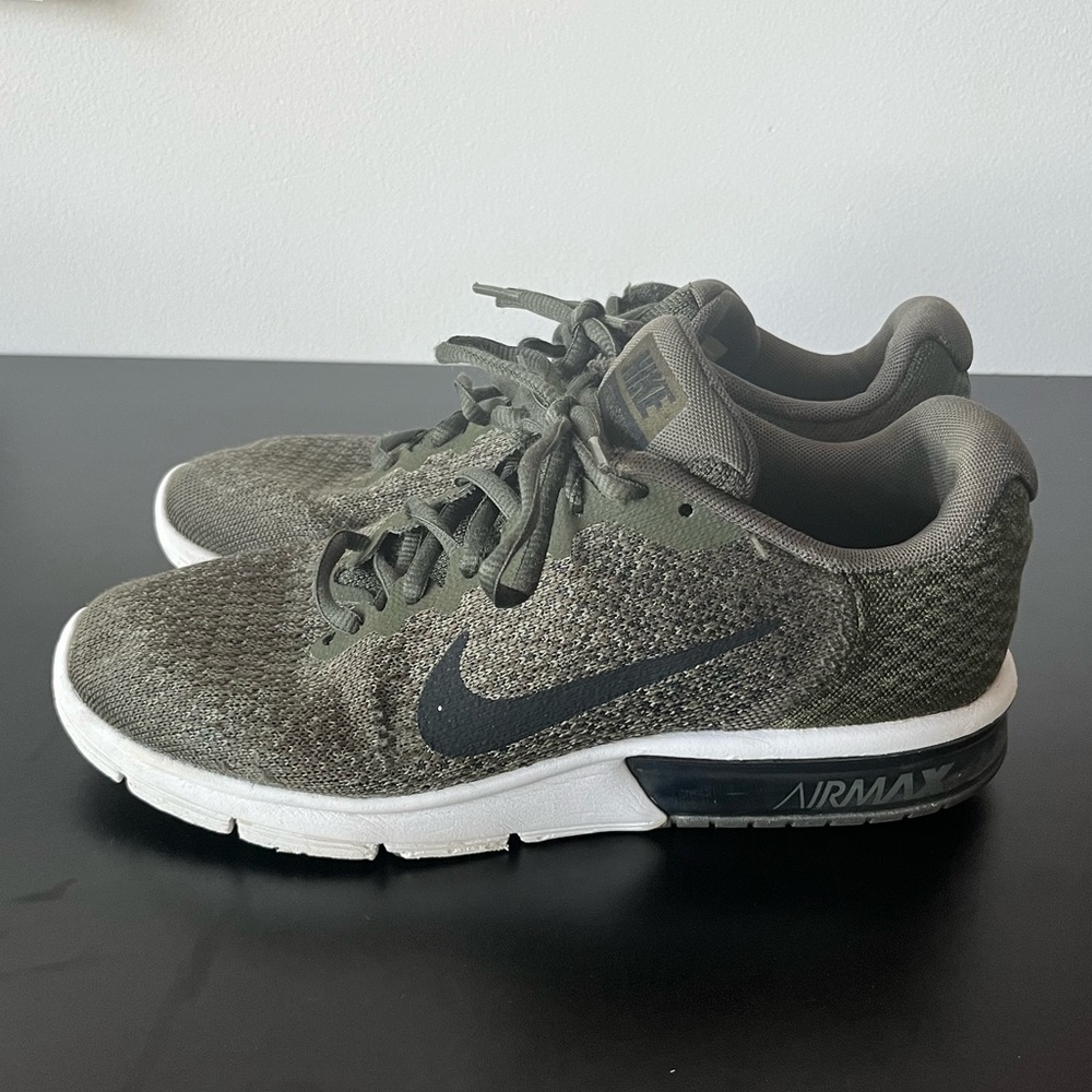 Good condition Nike mens 7.5 (womens 9.5) army green color